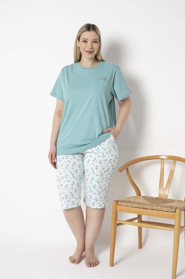Mavi Çiçek Desenli Kısa Kollu Kapri Büyük Beden %100 Pamuk Pijama Takımı – Rahat ve Konforlu Ev Giyimi
